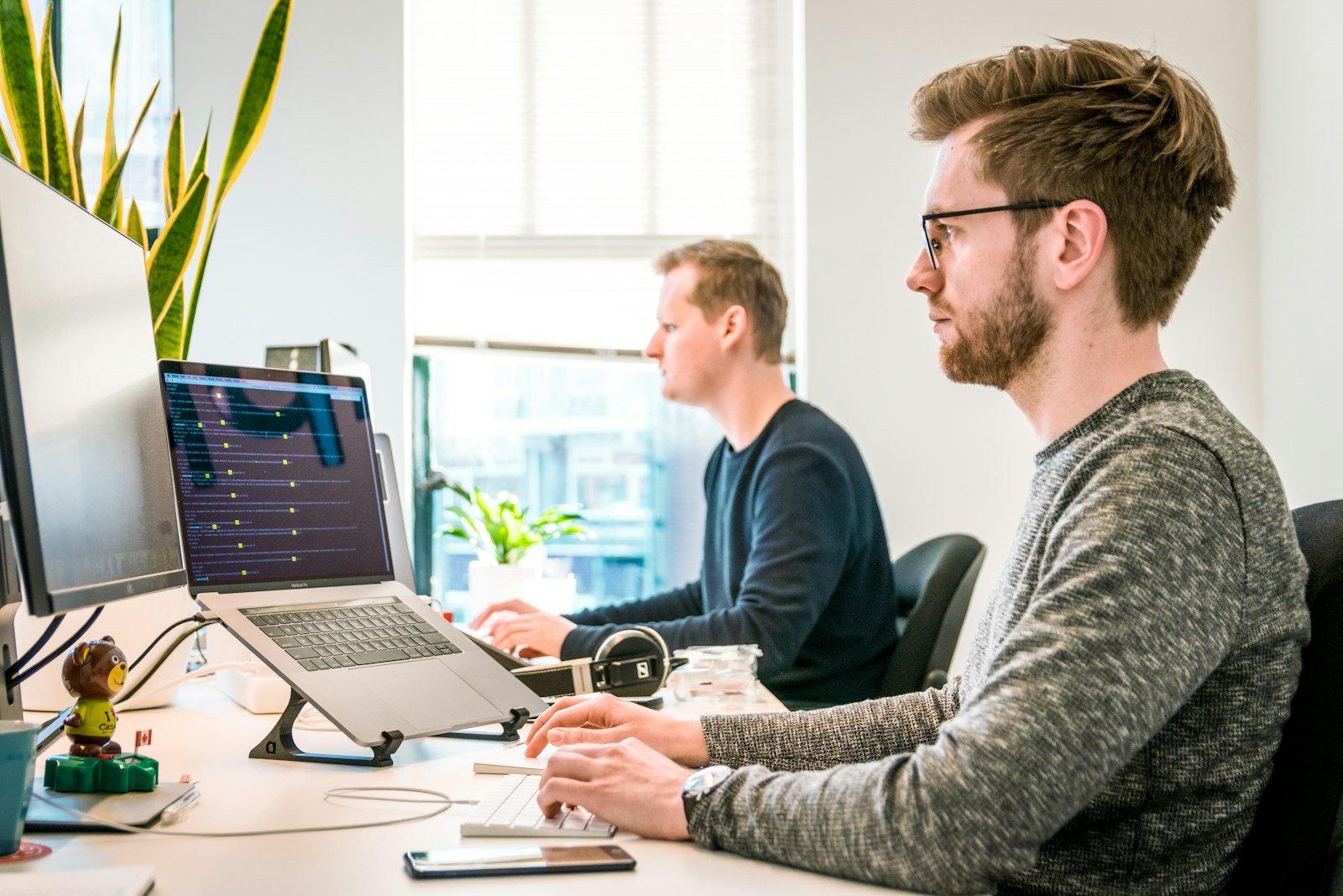 Zwei Kollegen arbeiten gemeinsam am Rechner